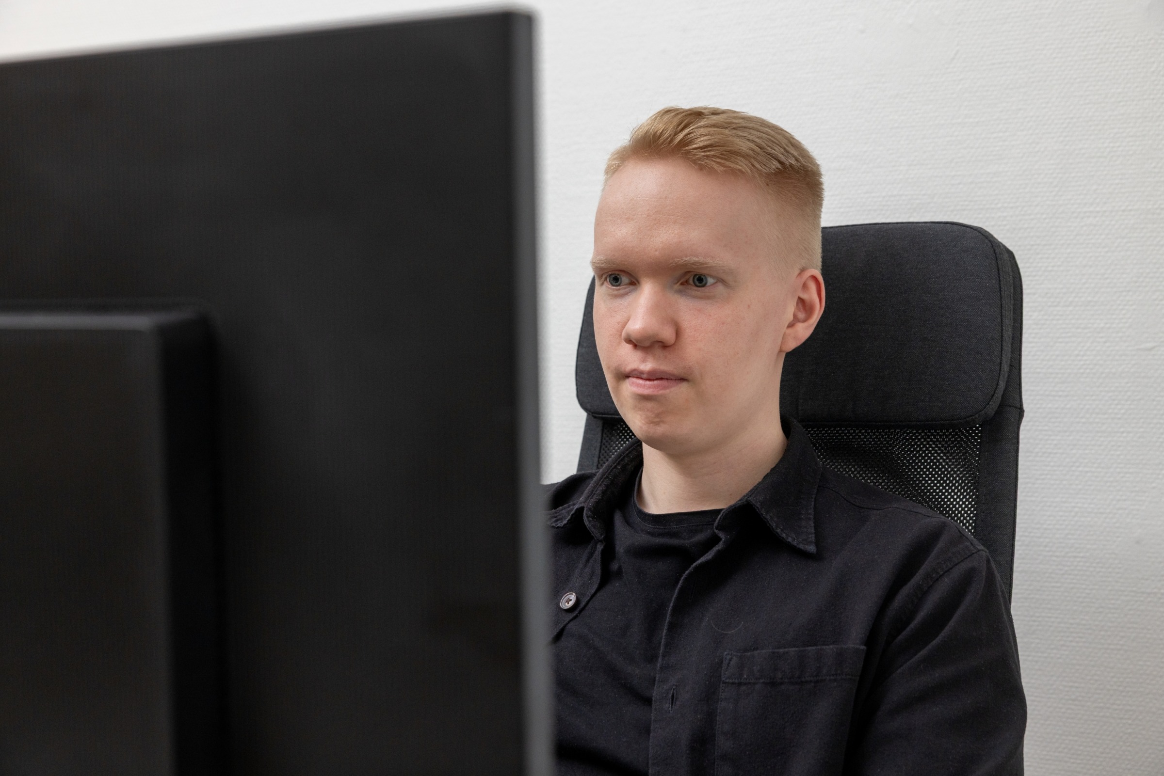 Sami Kukkonen tietokoneen ääressä